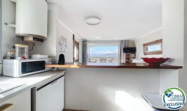 Cuina de Apartament en venda en Roses amb Calefacció, Terrassa i Moblat
