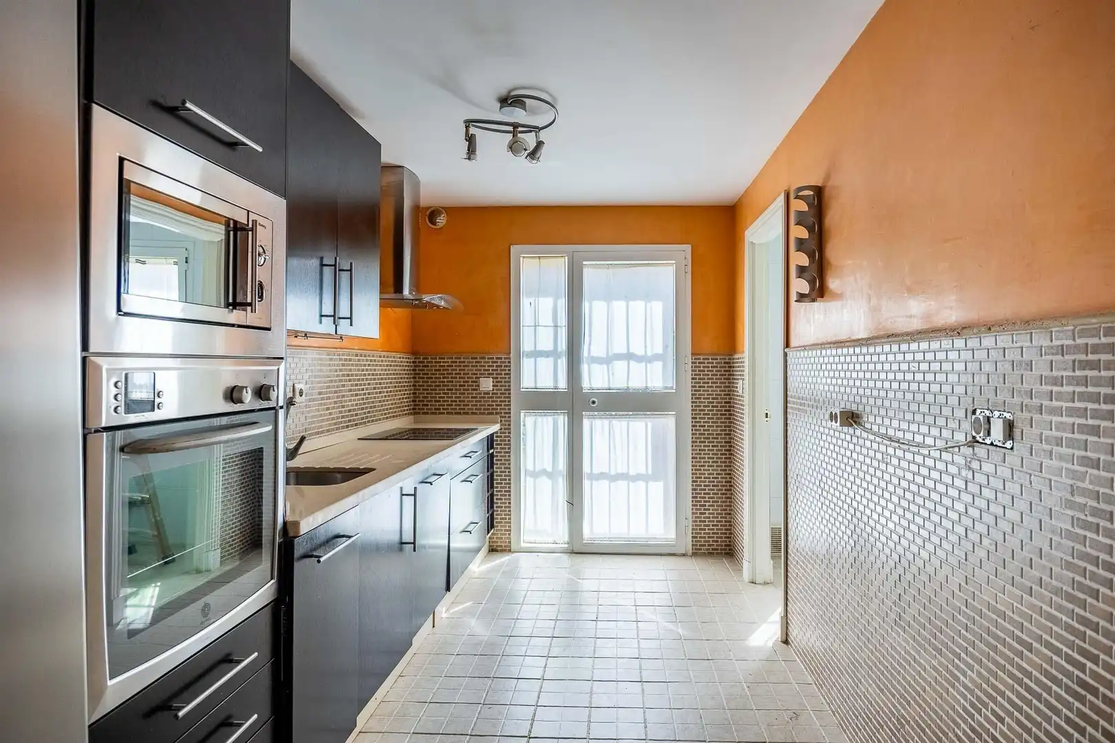 Cocina de Casa adosada de alquiler en Espartinas con Aire acondicionado, Calefacción y Jardín privado