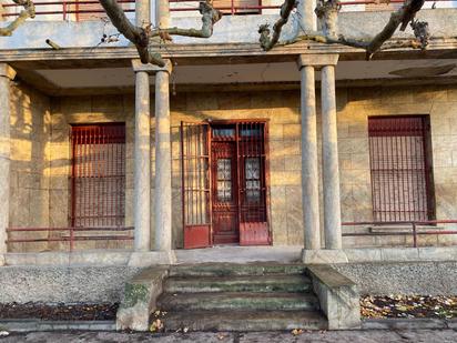 Vista exterior de Casa o xalet en venda en Peralta / Azkoien amb Jardí privat, Terrassa i Piscina