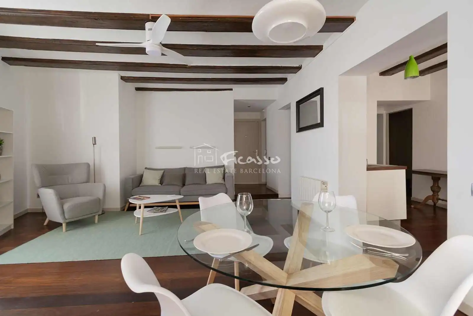 Sala d'estar de Pis de lloguer en Barcelona amb Calefacció, Parquet i Moblat