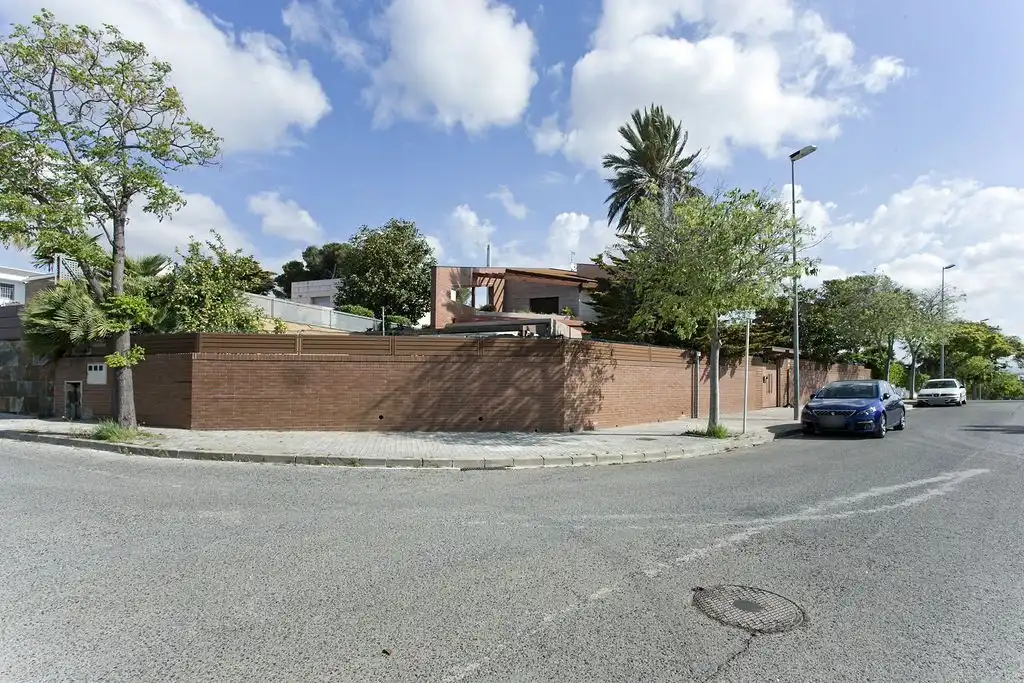 Vista exterior de Casa o chalet en venta en Vilanova i la Geltrú con Aire acondicionado, Calefacción y Jardín privado