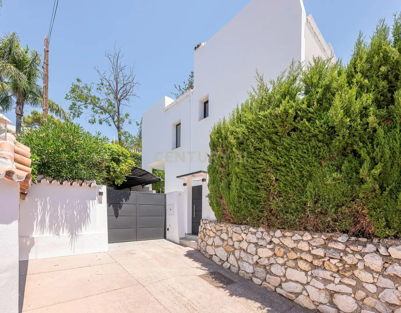 Außenansicht von Haus oder Chalet zum Verkauf in Marbella mit Klimaanlage, Privatgarten und Abstellraum