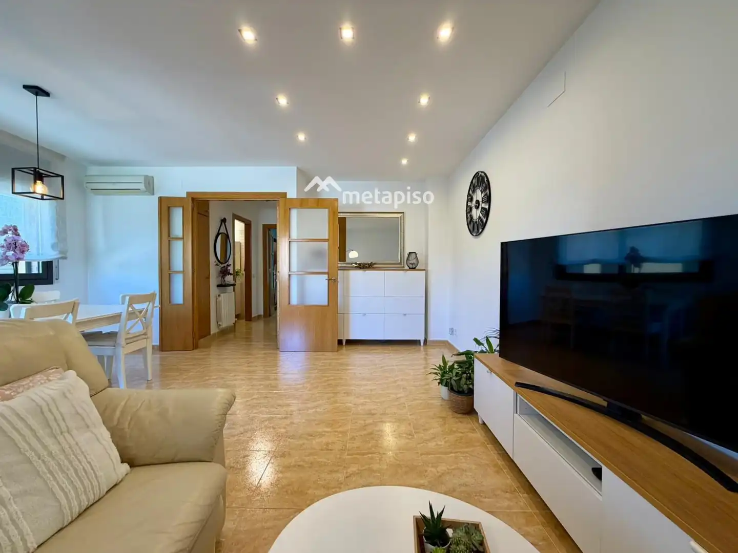 Sala de estar de Casa adosada en venta en Santa Margarida I Els Monjos con Aire acondicionado, Calefacción y Terraza