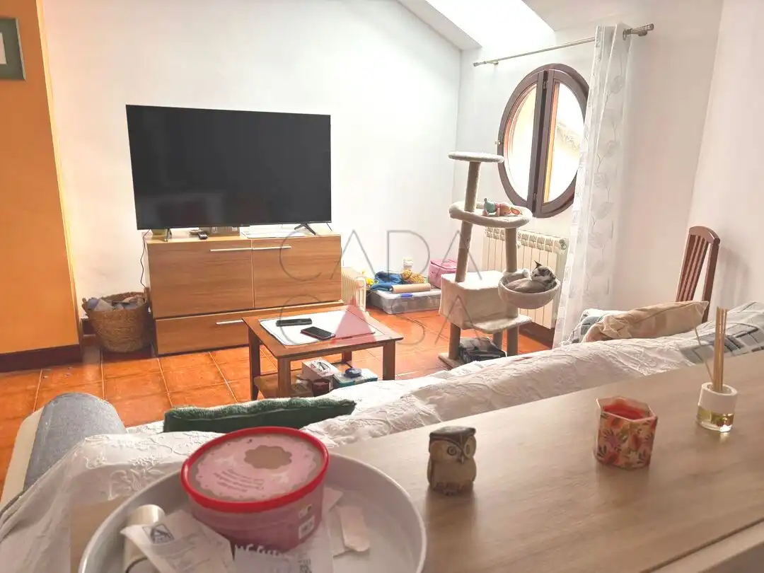 Wohnzimmer von Dachboden zum Verkauf in Camargo mit Heizung