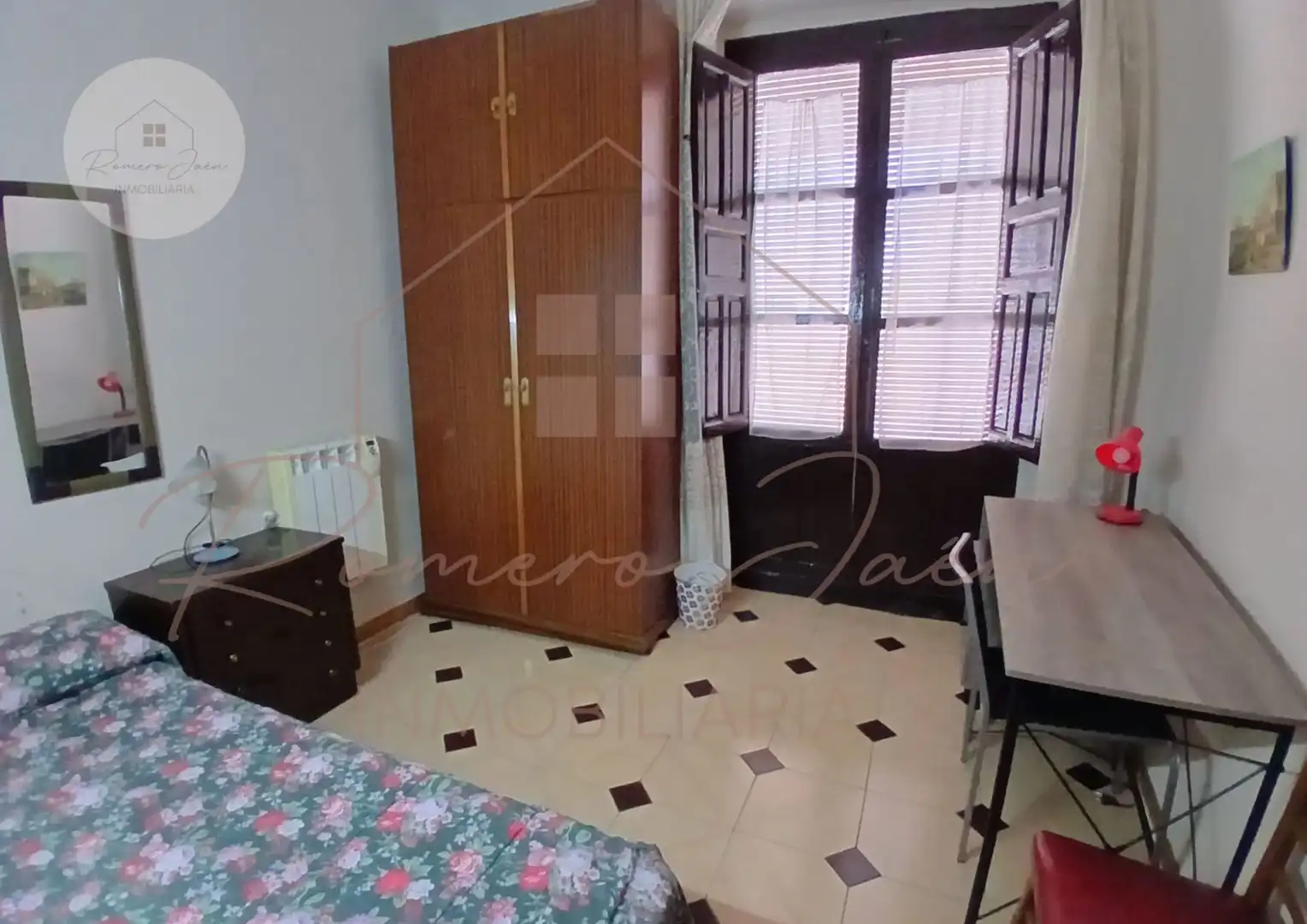 Dormitori de Casa o xalet en venda en Jaén amb Calefacció, Traster i Moblat