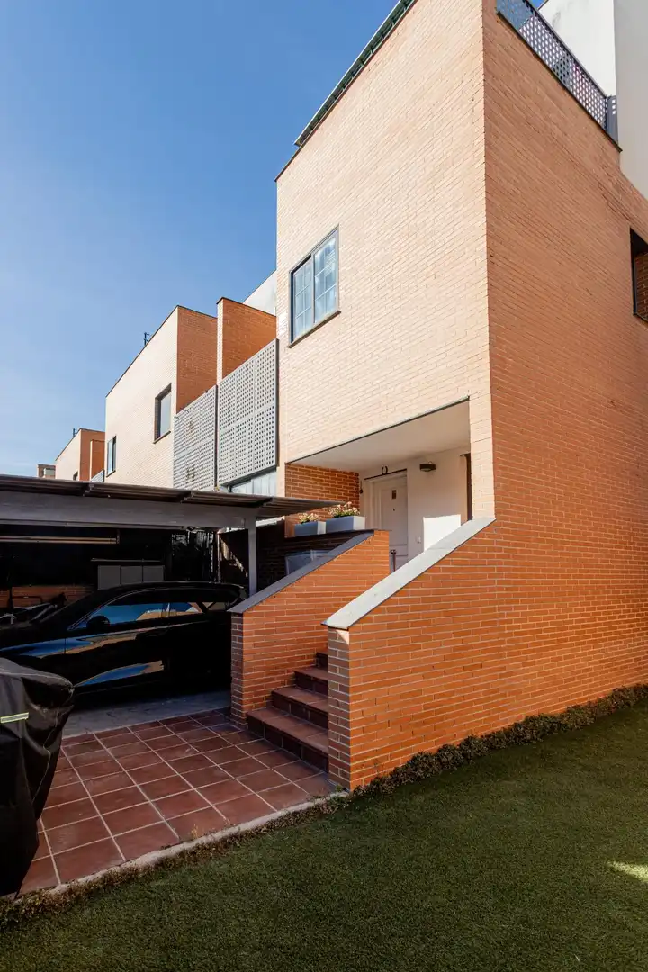 Vista exterior de Casa adosada en venda en Valdemoro amb Aire condicionat, Calefacció i Jardí privat