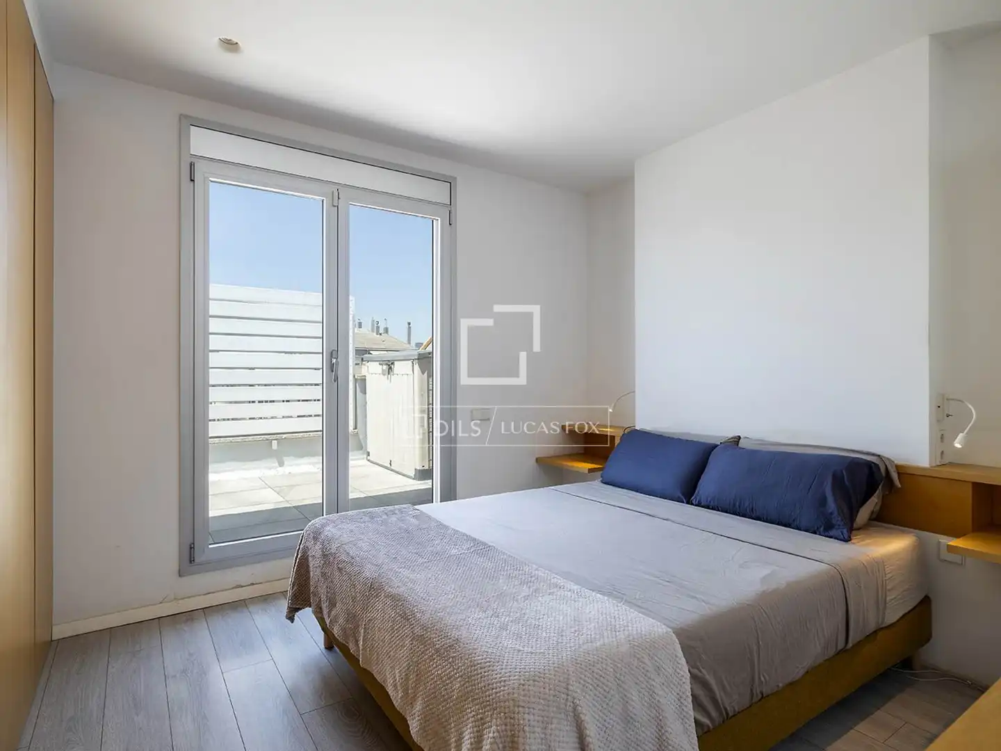 Schlafzimmer von Dachboden zur Miete in Barcelona mit Klimaanlage, Terrasse und Möbliert