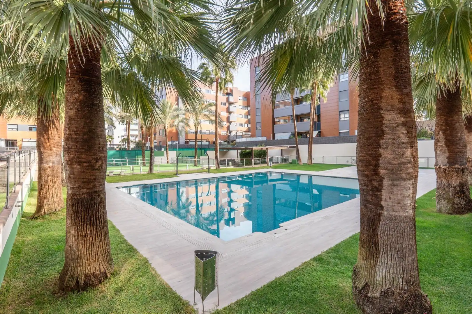 Schwimmbecken von Wohnung zum Verkauf in Granada mit Heizung, Privatgarten und Balkon