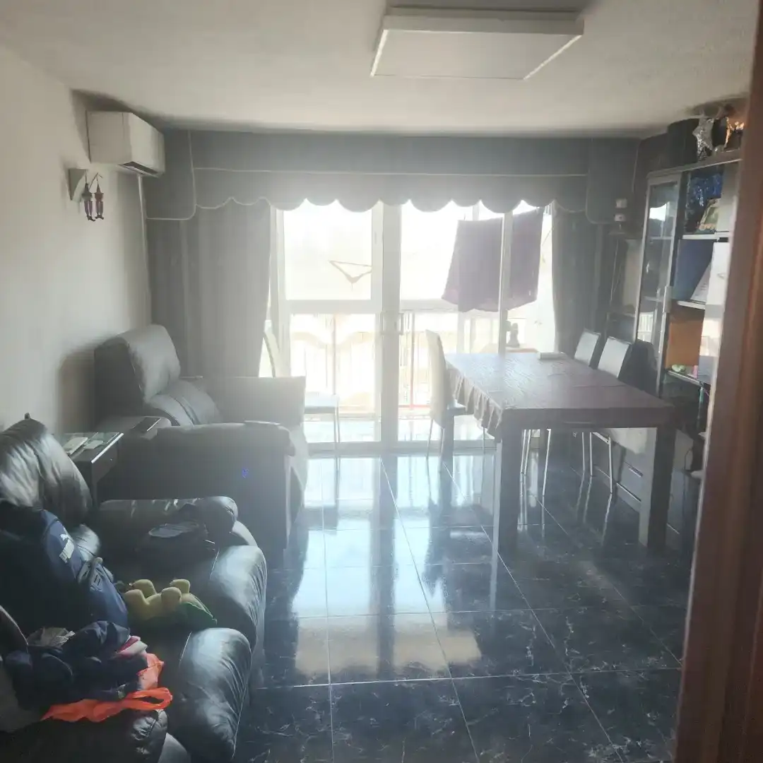 Sala d'estar de Pis en venda en L'Hospitalet de Llobregat amb Aire condicionat i Balcó