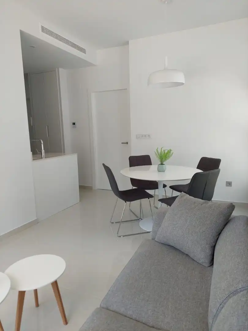 Menjador de Apartament de lloguer en Torrevieja amb Aire condicionat, Calefacció i Piscina