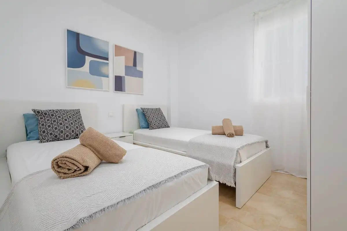 Dormitori de Apartament de lloguer en Manilva amb Aire condicionat, Calefacció i Terrassa