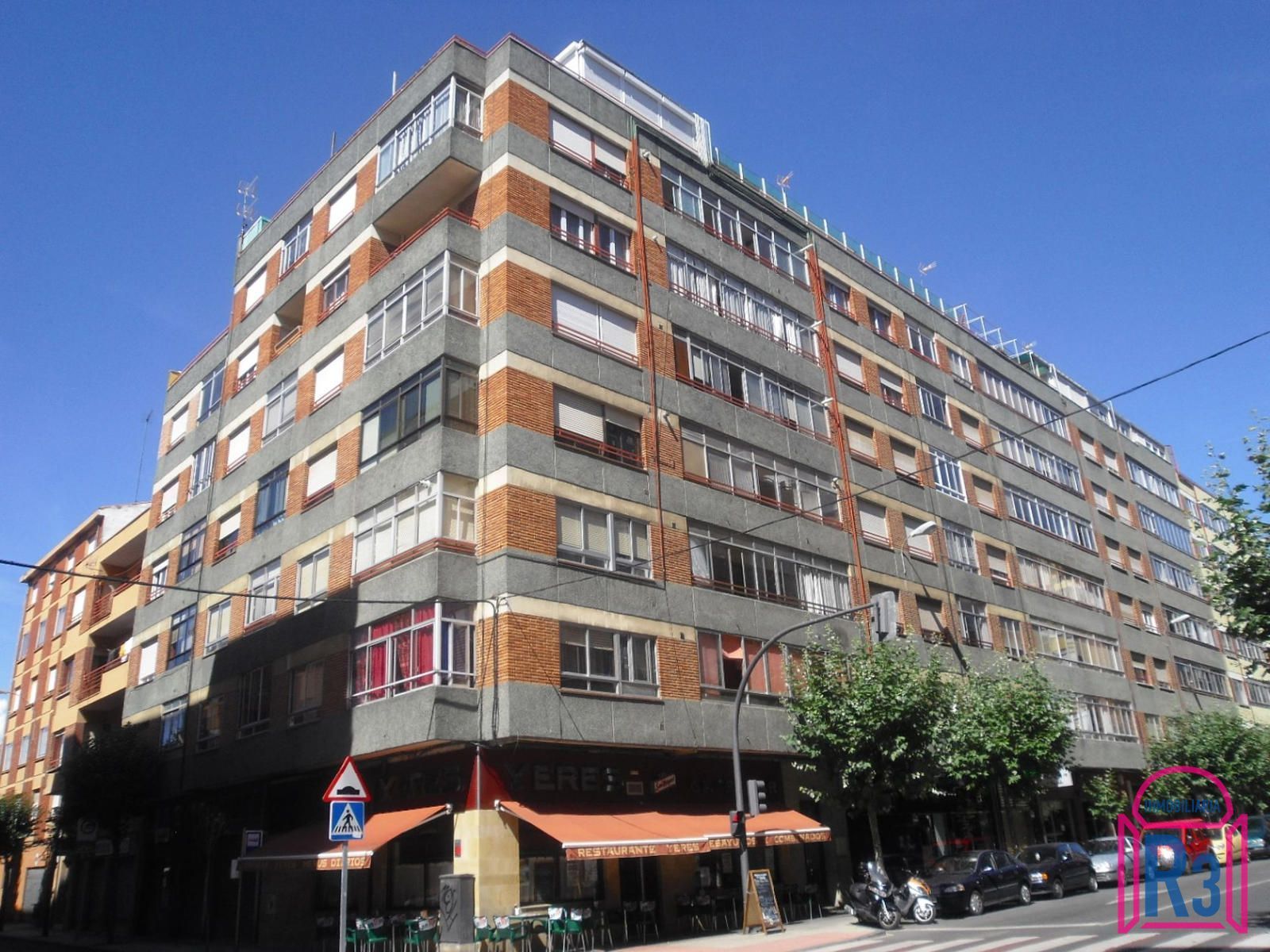 Vista exterior de Pis de lloguer en León Capital  amb Calefacció, Terrassa i Traster