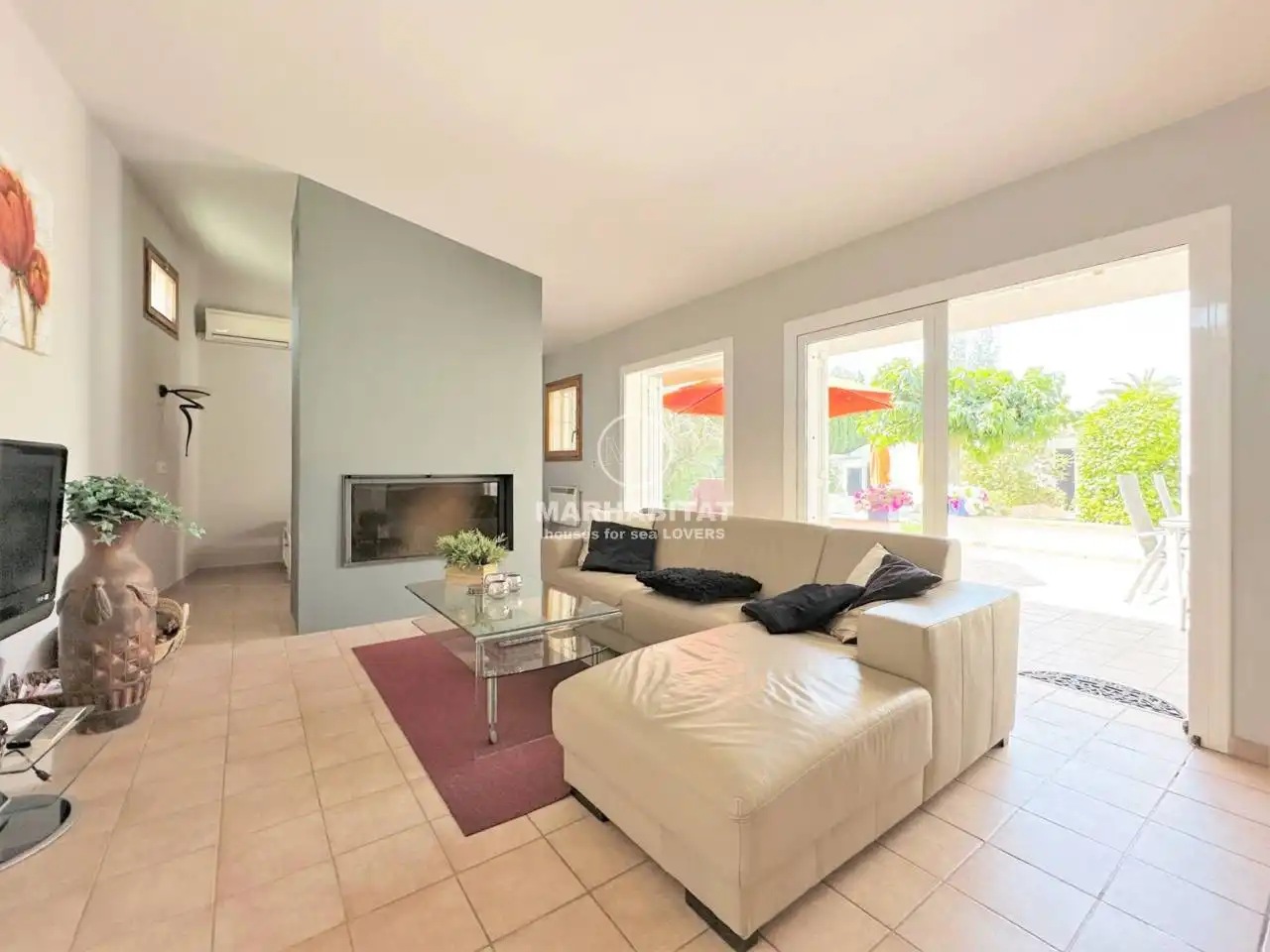 Sala d'estar de Casa o xalet en venda en L'Escala amb Aire condicionat, Jardí privat i Terrassa