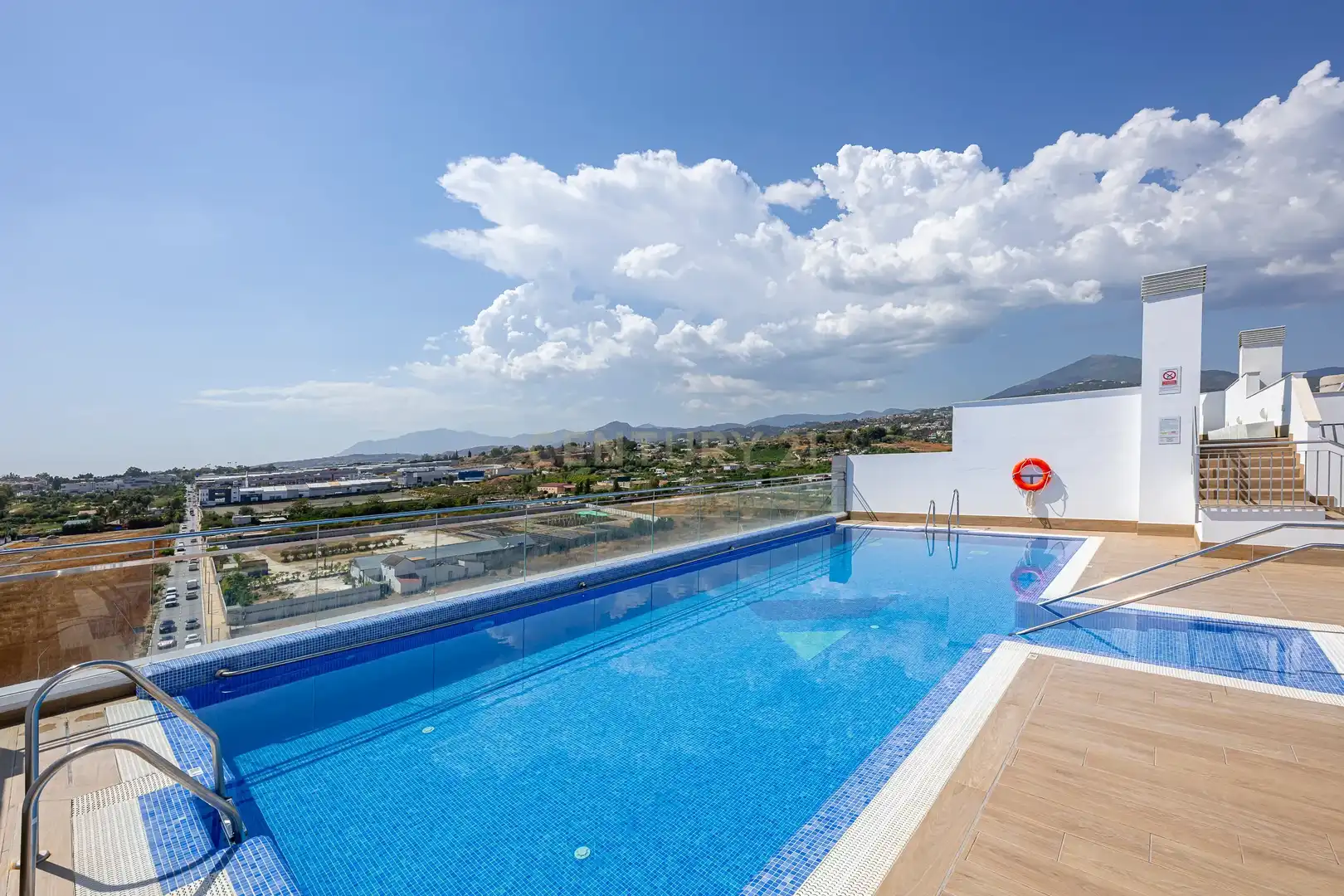 Piscina de Apartament en venda en Marbella amb Aire condicionat, Traster i Forn