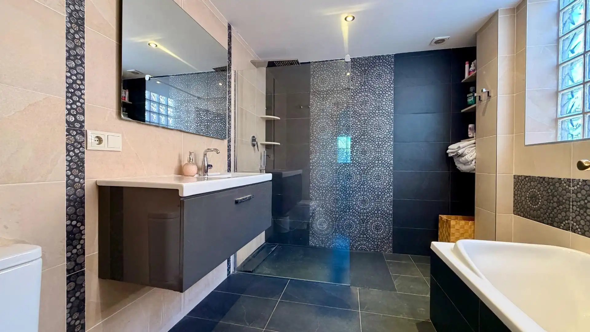 Bathroom of Houses for sale in Elche / Elx  with Air Conditioner, Heating and Terrace