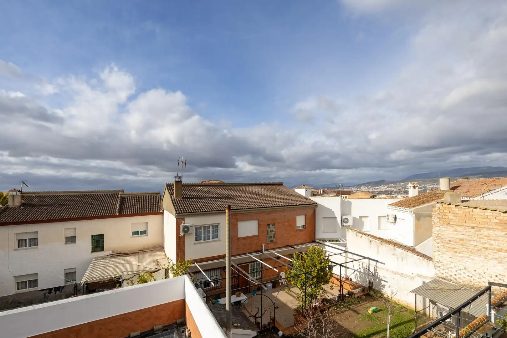 Vista exterior de Casa adosada en venda en La Zubia amb Aire condicionat, Terrassa i Traster