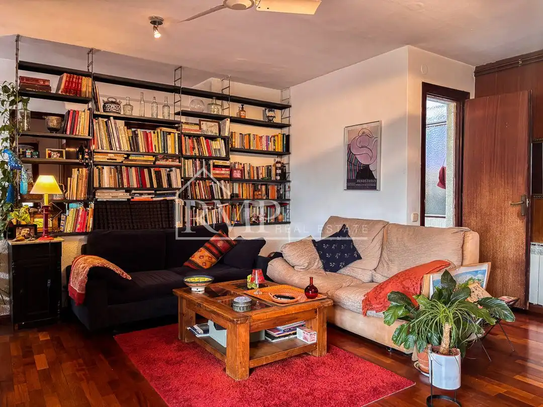 Wohnzimmer von Dachboden zum Verkauf in Barcelona mit Heizung, Terrasse und Abstellraum