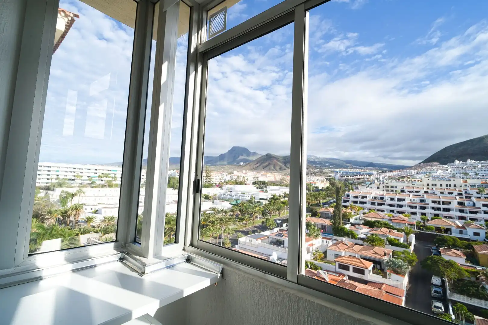 Vista exterior de Piso en venta en Arona con Terraza, Amueblado y Piscina comunitaria