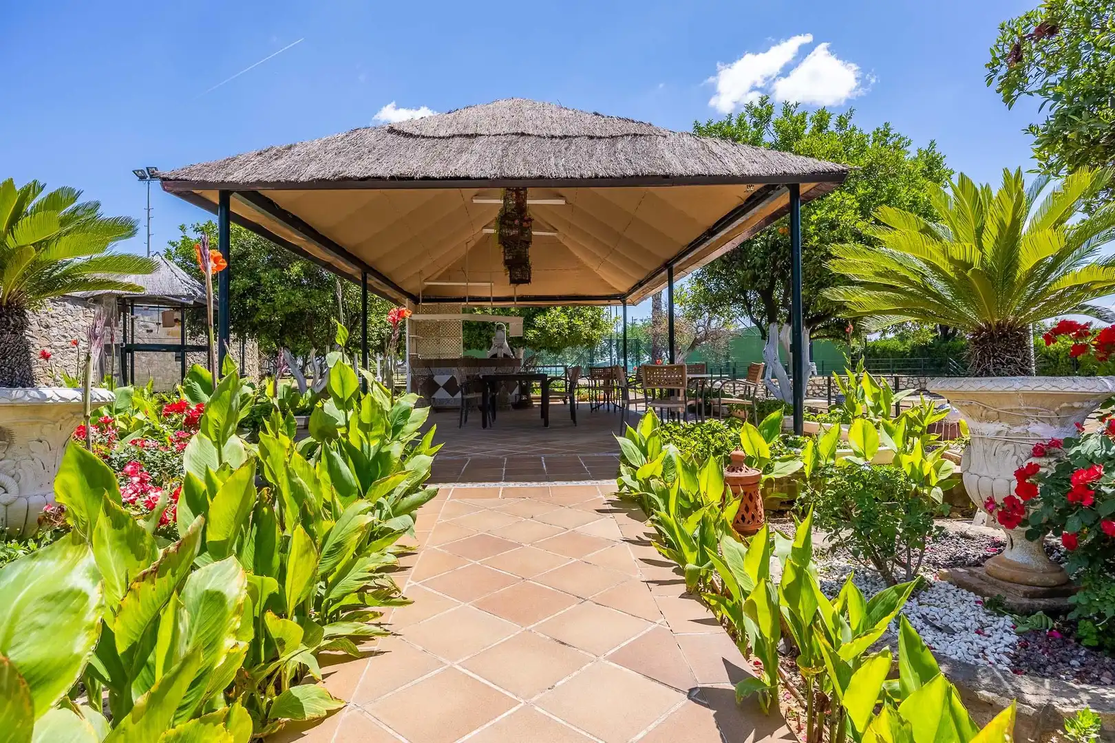 Terrassa de Finca rústica en venda en Sanlúcar la Mayor amb Calefacció, Jardí privat i Terrassa