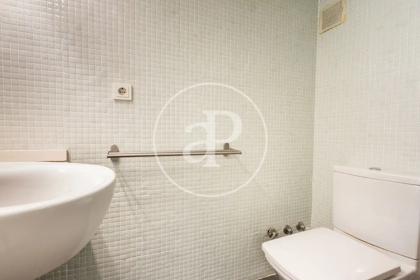 Bathroom of Flat for sale in Valencia  with Air Conditioner, Heating and Terrace