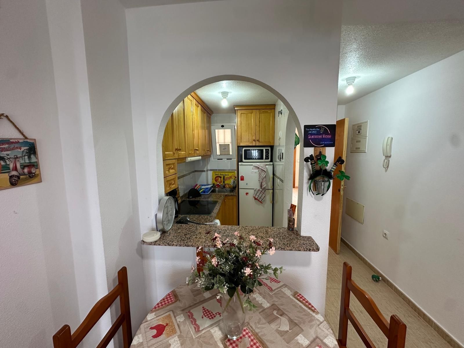 Cuina de Apartament en venda en Torrevieja amb Moblat, Balcó i Piscina comunitària