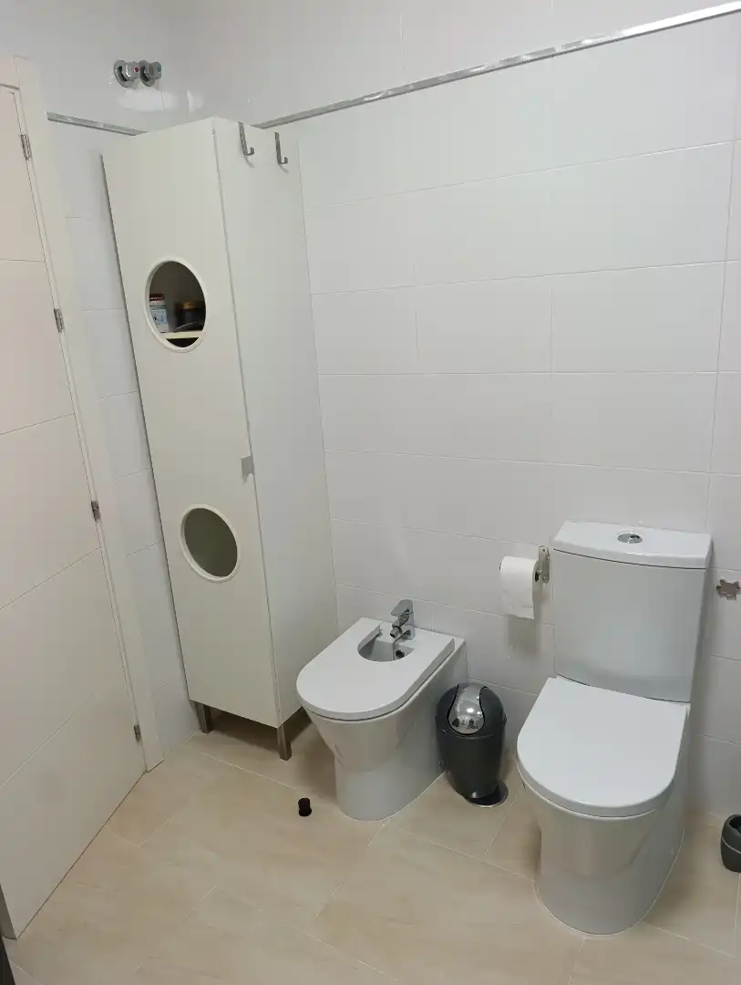 Badezimmer von Einfamilien-Reihenhaus zum Verkauf in Utrera mit Klimaanlage
