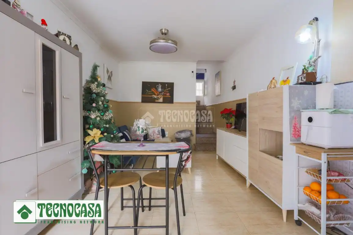 Sala d'estar de Casa adosada en venda en Adra amb Terrassa i Moblat