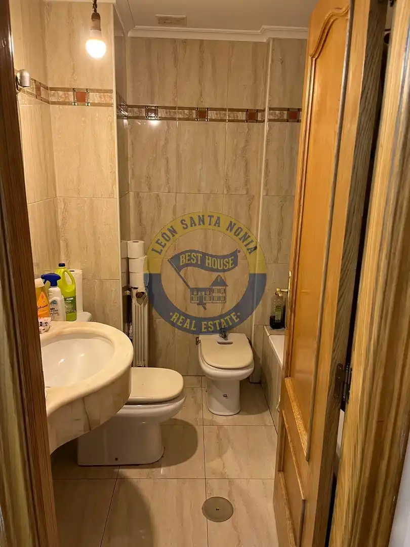 Bany de Apartament en venda en León Capital  amb Calefacció, Parquet i Traster