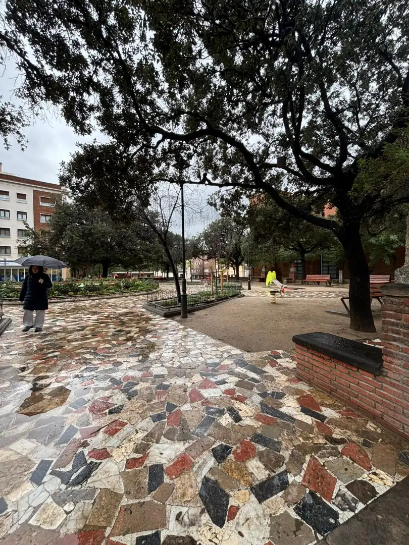 Vista exterior de Local de alquiler en Cornellà de Llobregat con Parquet