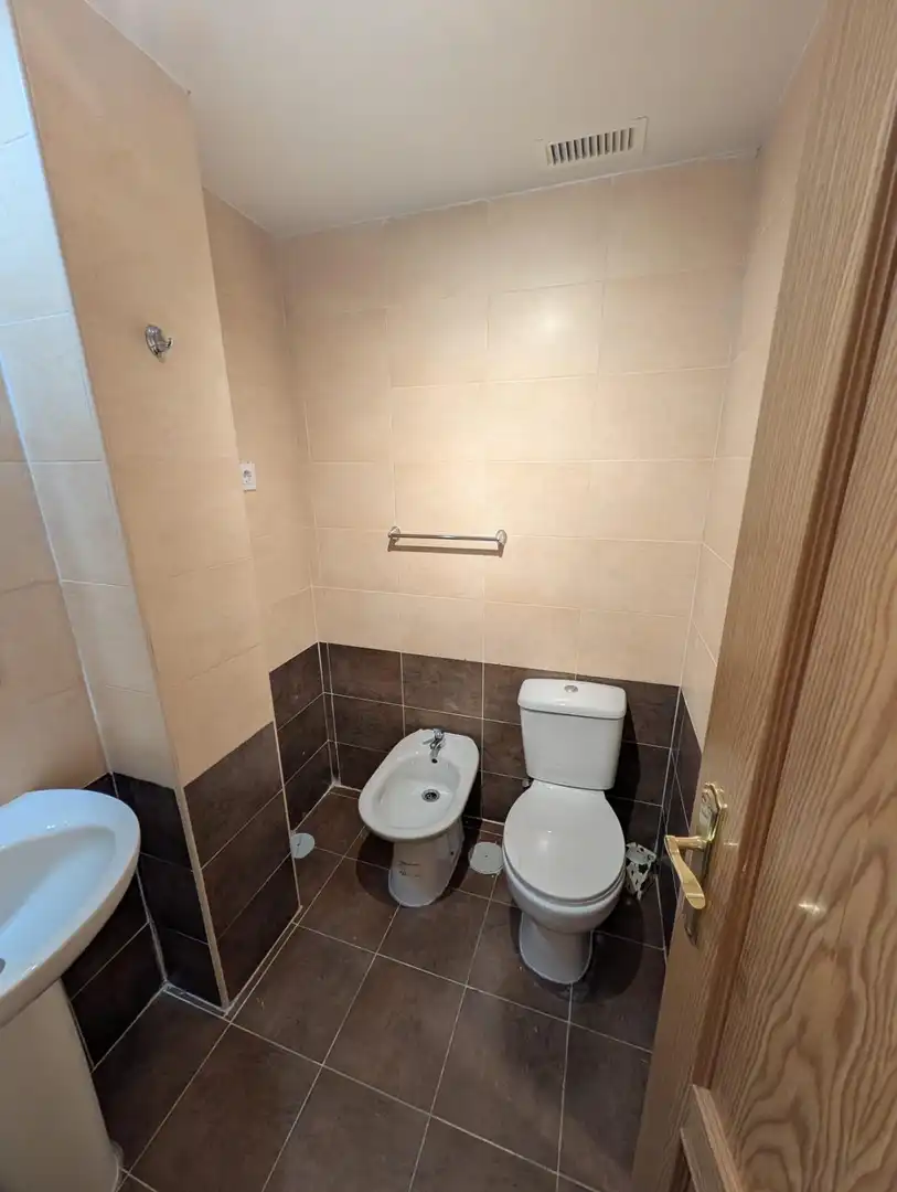 Baño de Piso de alquiler en Ocaña con Terraza y Trastero
