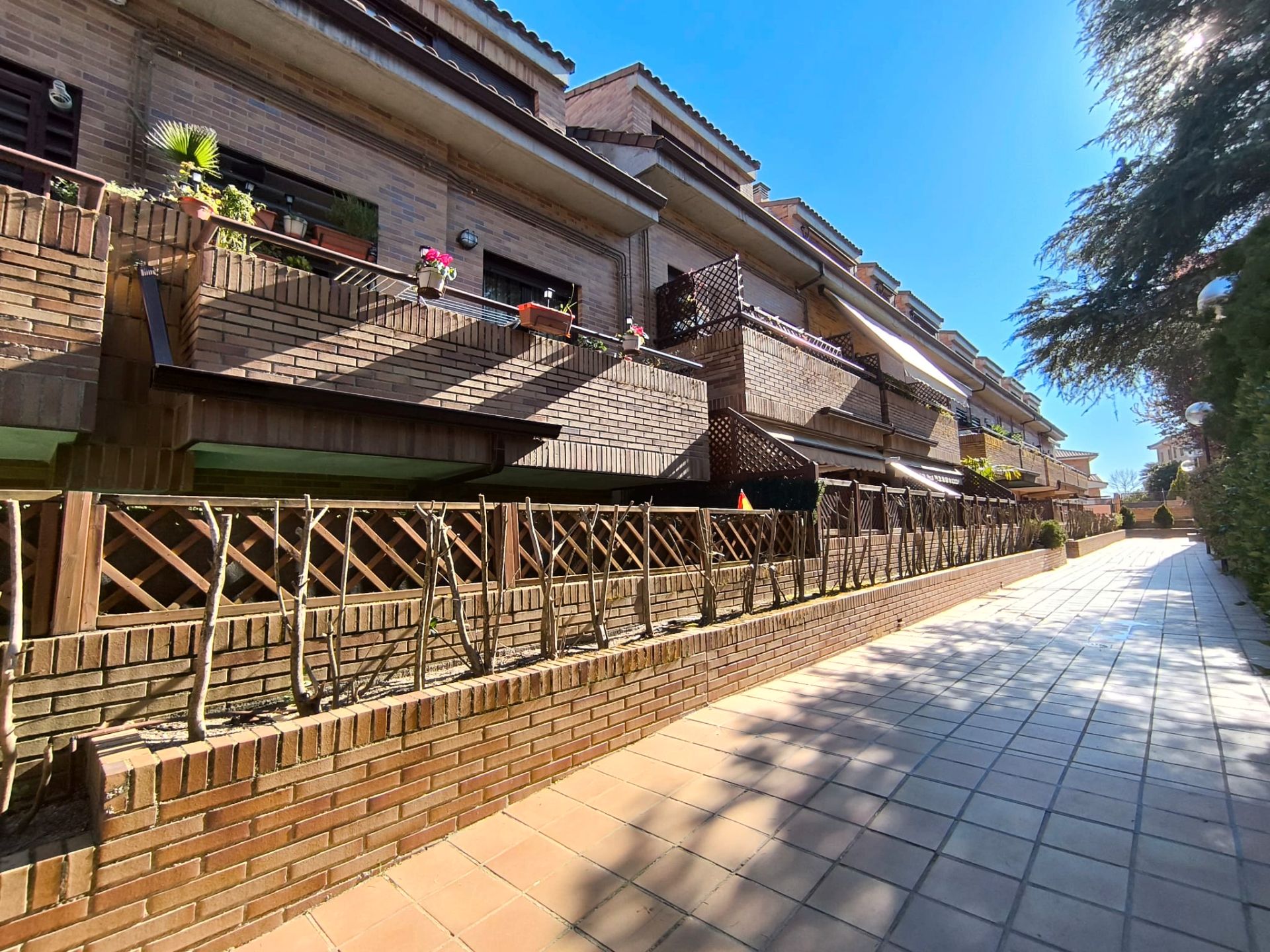 Vista exterior de Dúplex en venda en Sevilla la Nueva amb Aire condicionat, Calefacció i Parquet