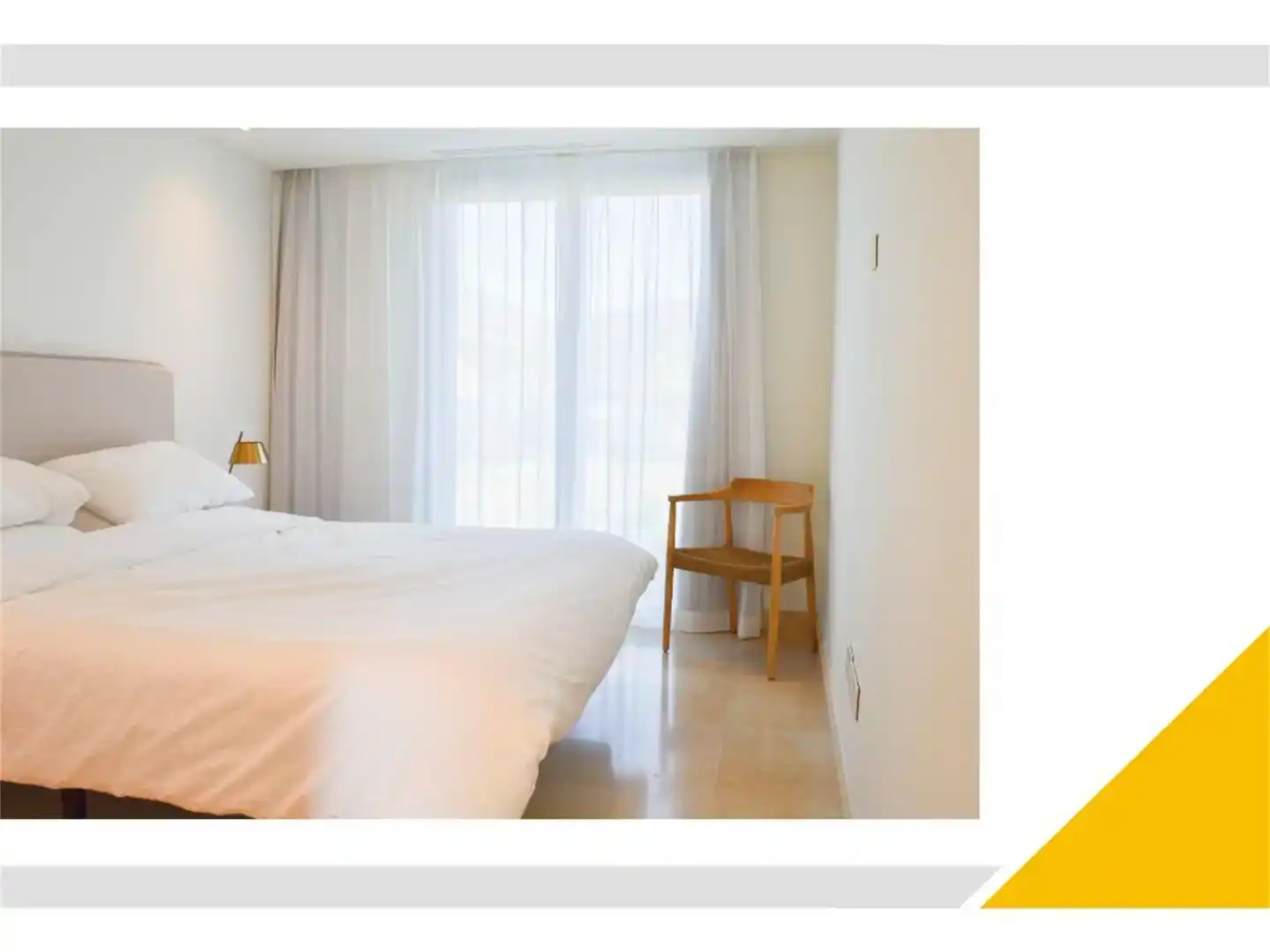Schlafzimmer von Dachboden zum Verkauf in Marbella mit Klimaanlage, Schwimmbad und Balkon