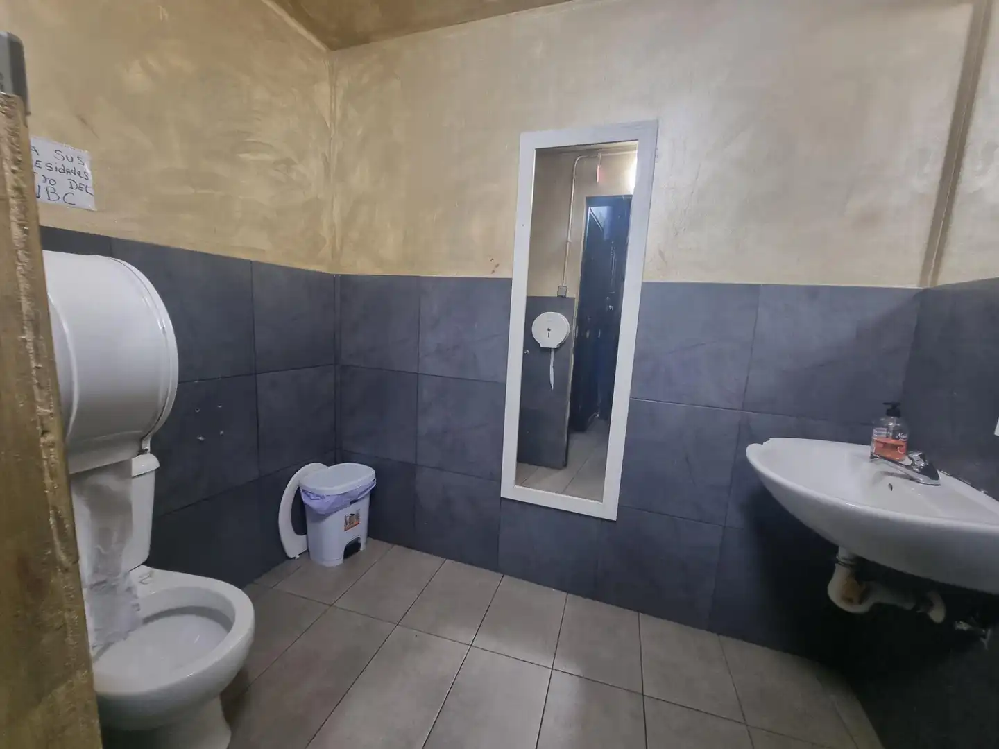 Baño de Local en venta en Barcelona con Aire acondicionado
