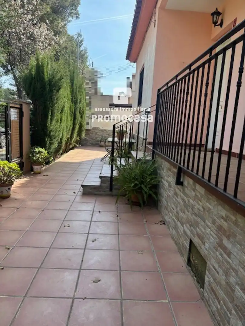 Vista exterior de Casa o chalet en venta en Barberà del Vallès con Calefacción, Terraza y Balcón