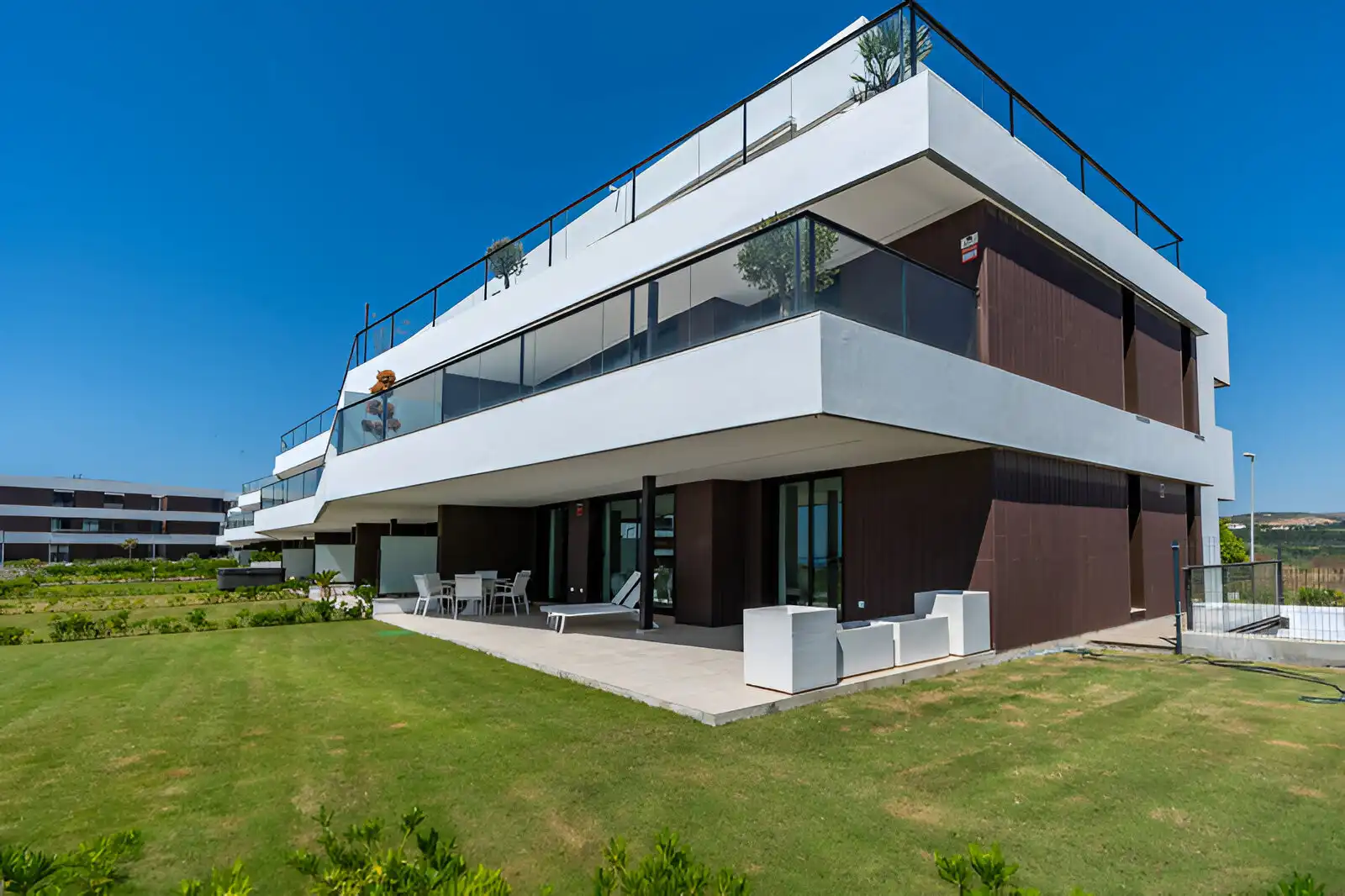 Außenansicht von Erdgeschoss zum Verkauf in Casares mit Klimaanlage, Privatgarten und Terrasse