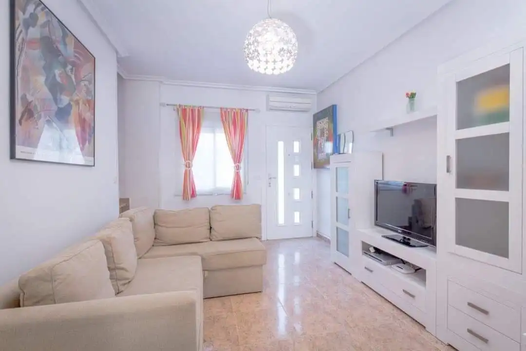 Sala d'estar de Casa o xalet de lloguer en Torrevieja amb Aire condicionat, Calefacció i Terrassa
