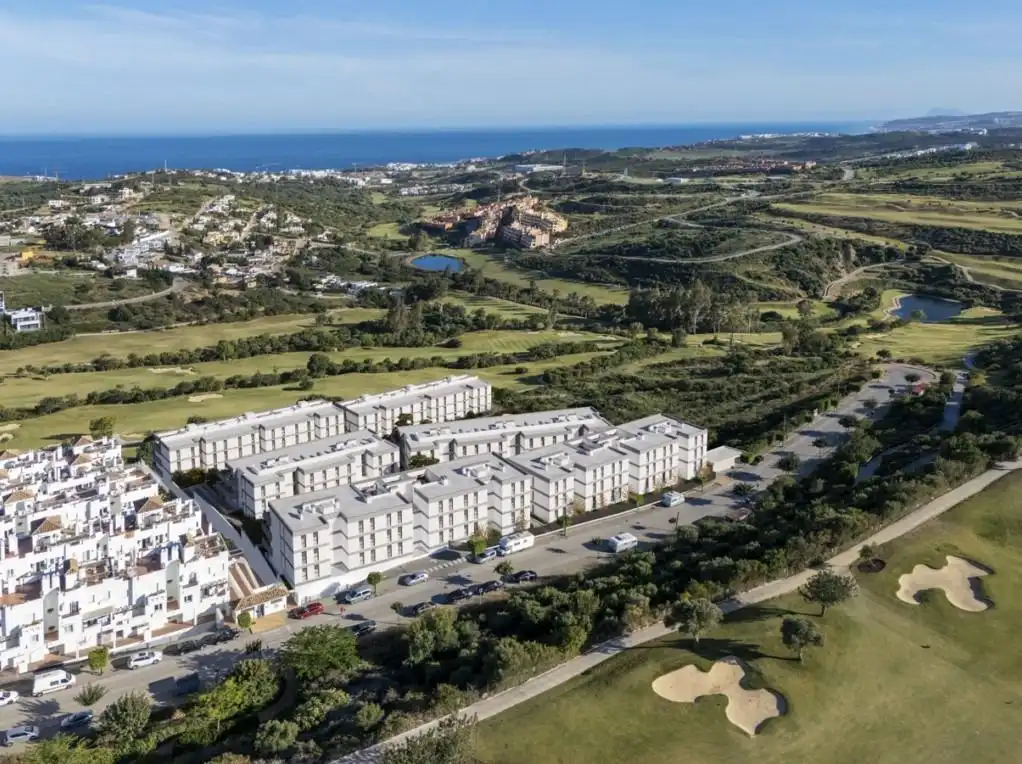 Vista exterior de Apartament en venda en Estepona amb Aire condicionat, Jardí privat i Terrassa