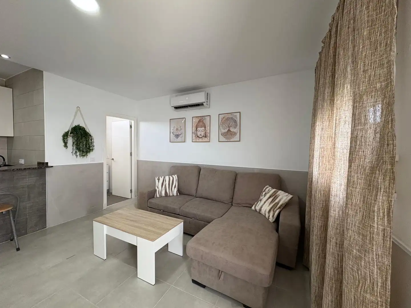 Sala d'estar de Casa o xalet de lloguer en Chiclana de la Frontera amb Aire condicionat, Jardí privat i Moblat