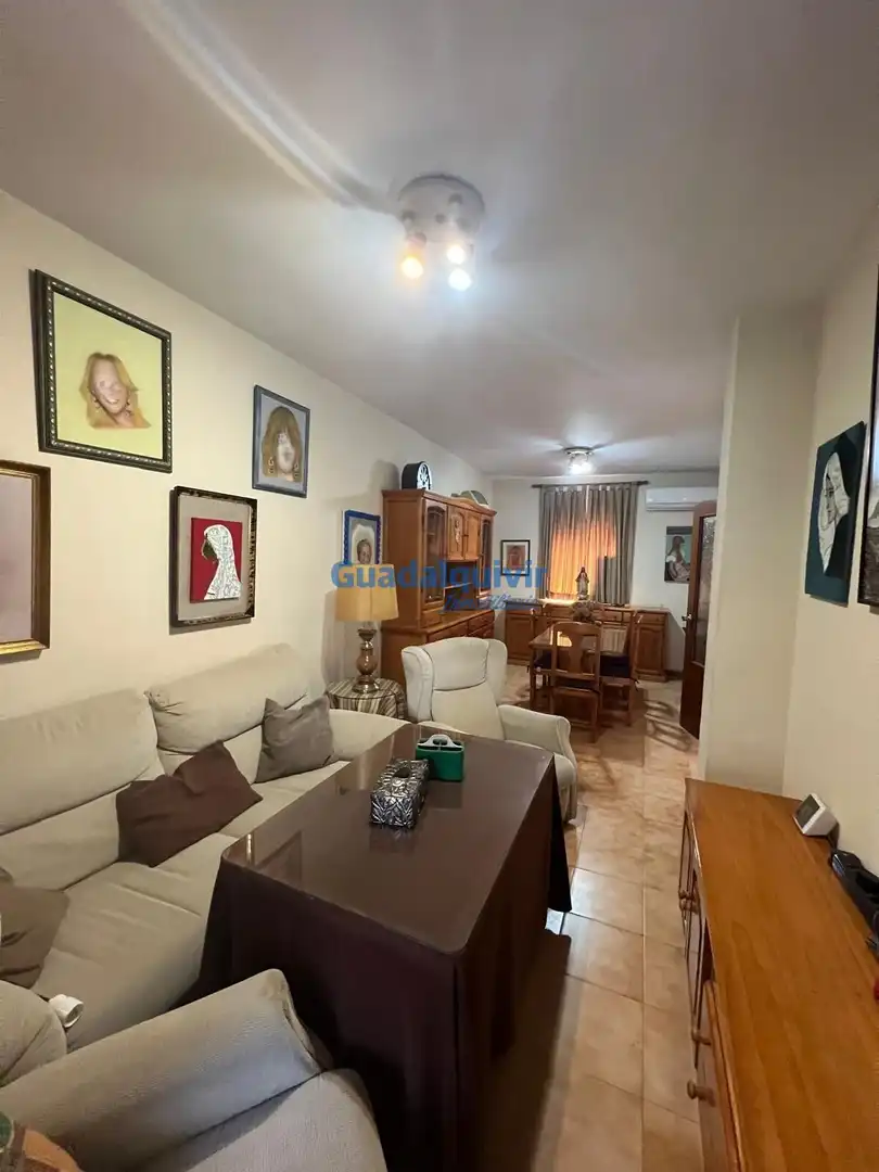 Sala d'estar de Casa adosada en venda en Montequinto amb Aire condicionat, Jardí privat i Traster