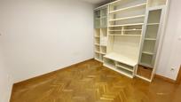 Schlafzimmer von Wohnung zum verkauf in  Madrid Capital mit Klimaanlage