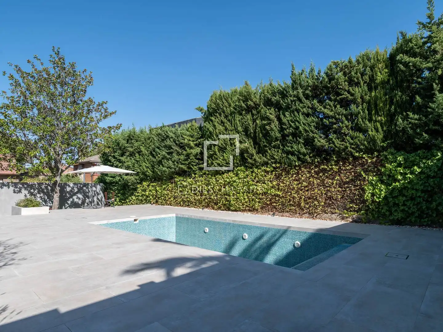 Schwimmbecken von Haus oder Chalet zum Verkauf in La Moraleja mit Klimaanlage, Heizung und Privatgarten