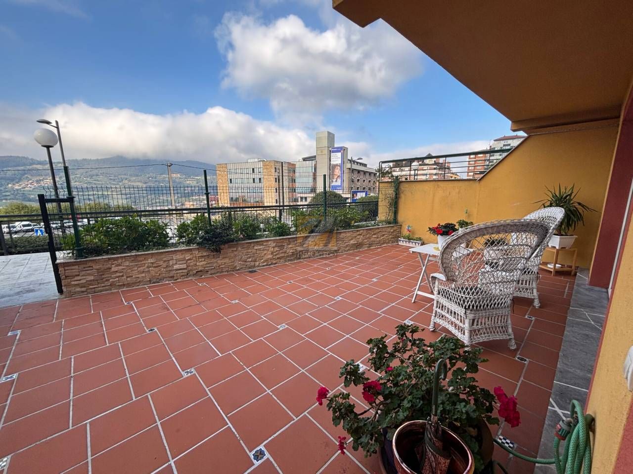Terrassa de Casa adosada en venda en Oviedo  amb Calefacció, Jardí privat i Parquet