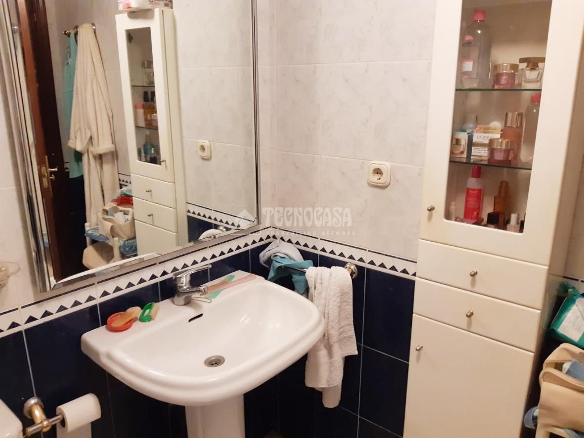 Bany de Pis en venda en Marbella amb Aire condicionat, Terrassa i Balcó
