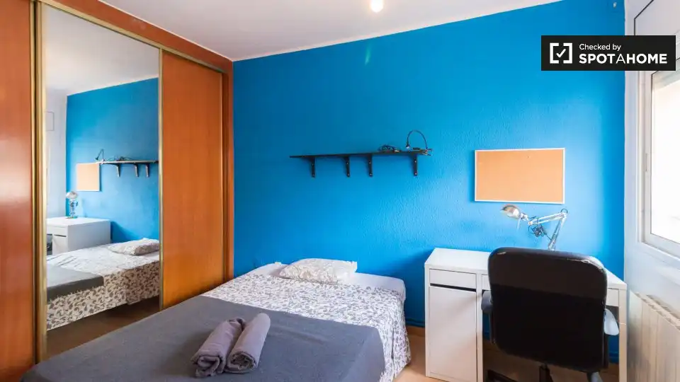 Bedroom of Flat for share in L'Hospitalet de Llobregat  with Air Conditioner, Heating and Furnished