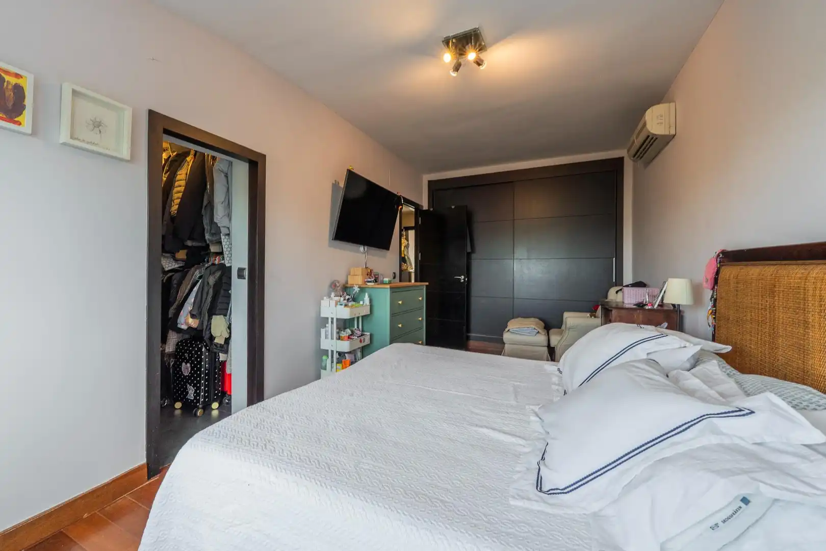 Schlafzimmer von Maisonette zum Verkauf in La Moraleja mit Klimaanlage, Heizung und Privatgarten