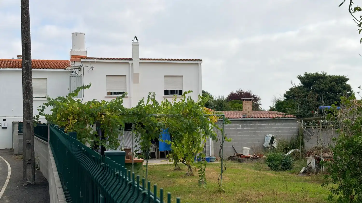 Vista exterior de Casa adosada en venda en Mugardos amb Traster