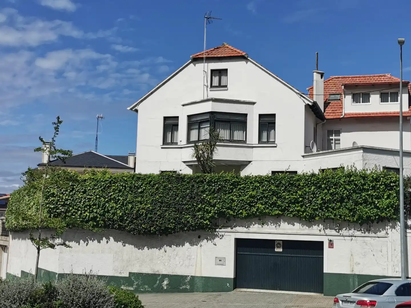Vista exterior de Casa o xalet en venda en A Coruña Capital  amb Calefacció, Jardí privat i Parquet