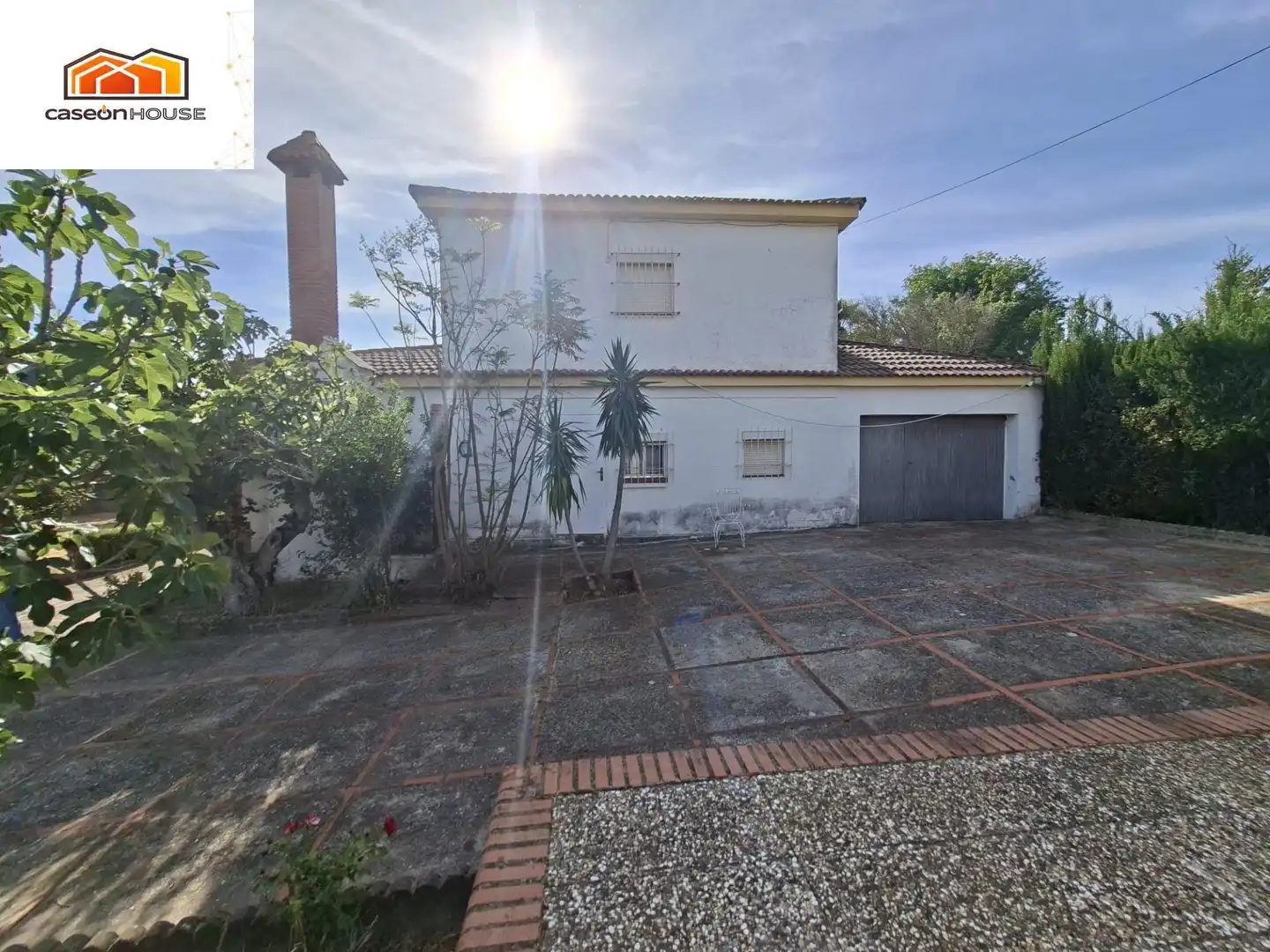 Vista exterior de Casa o chalet en venta en Chiclana de la Frontera con Terraza y Piscina comunitaria