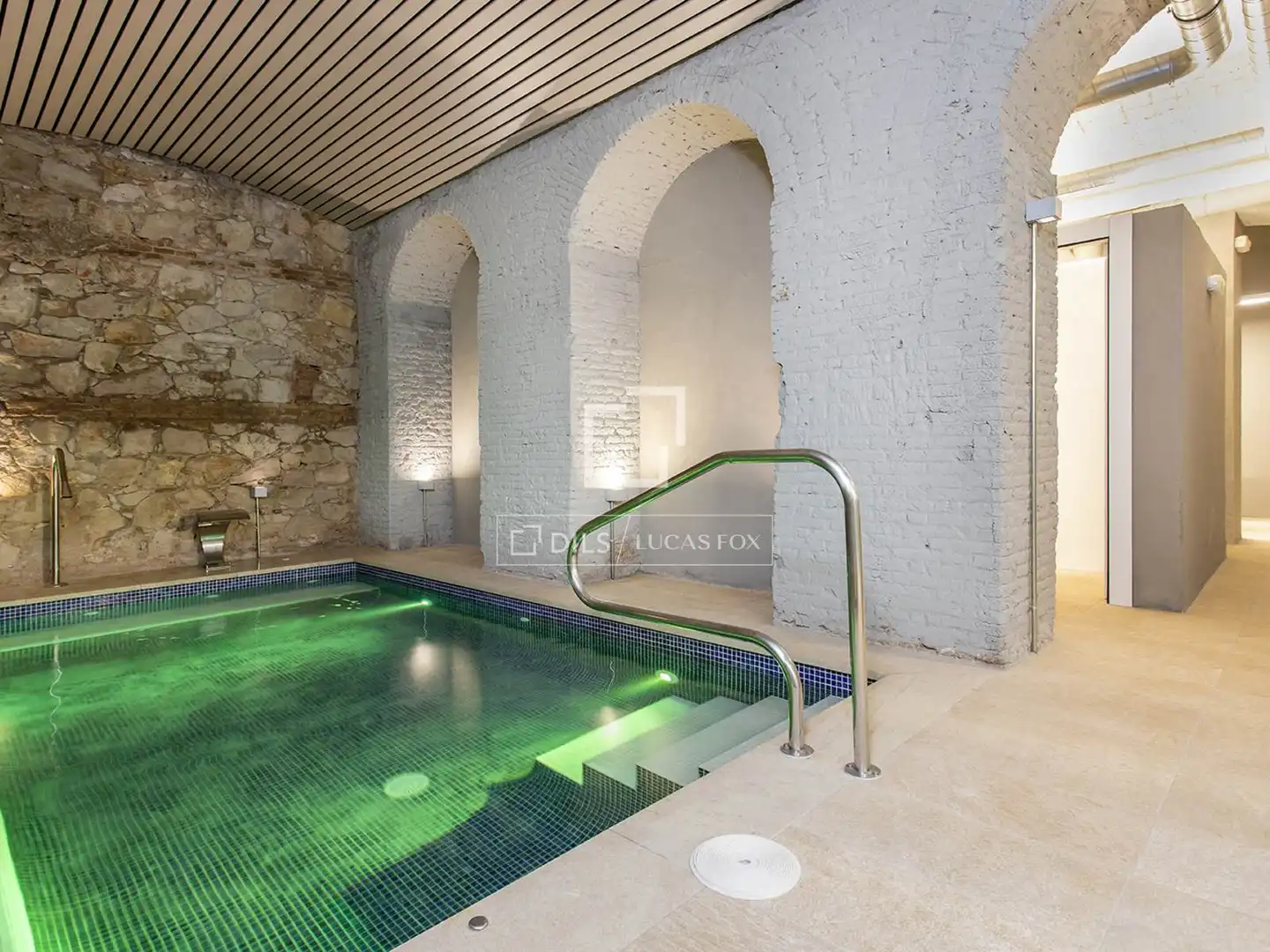 Swimming pool of Flat for rent in Barcelona  with Air Conditioner, Heating and Parquet flooring