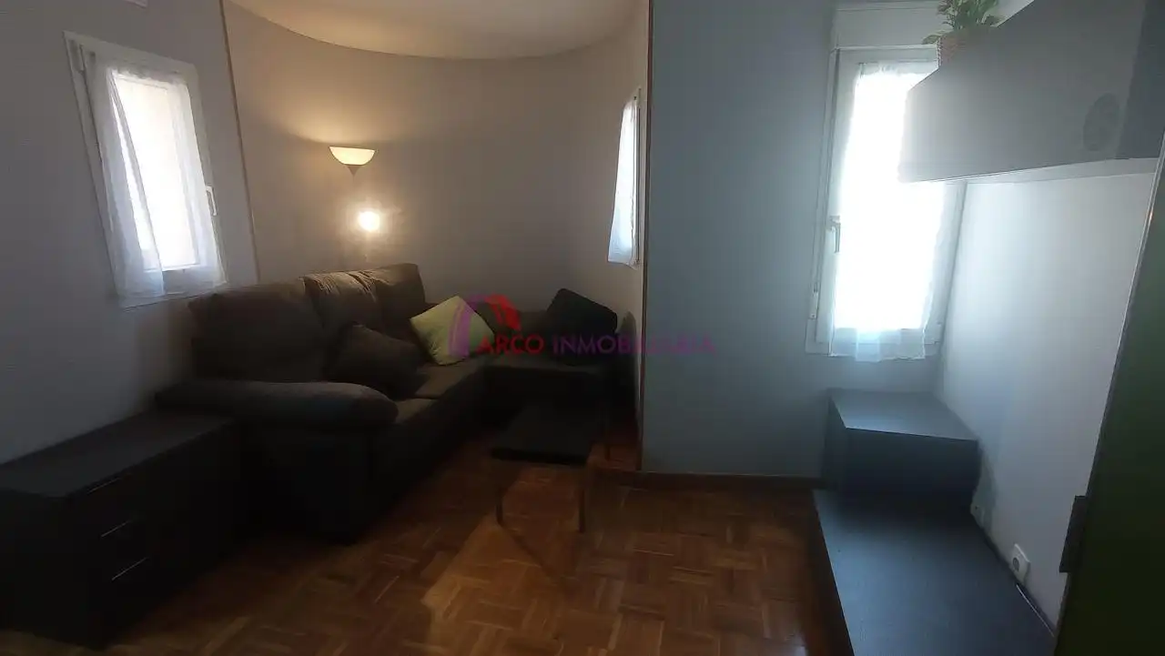 Sala d'estar de Apartament en venda en Burgos amb Calefacció i Balcó
